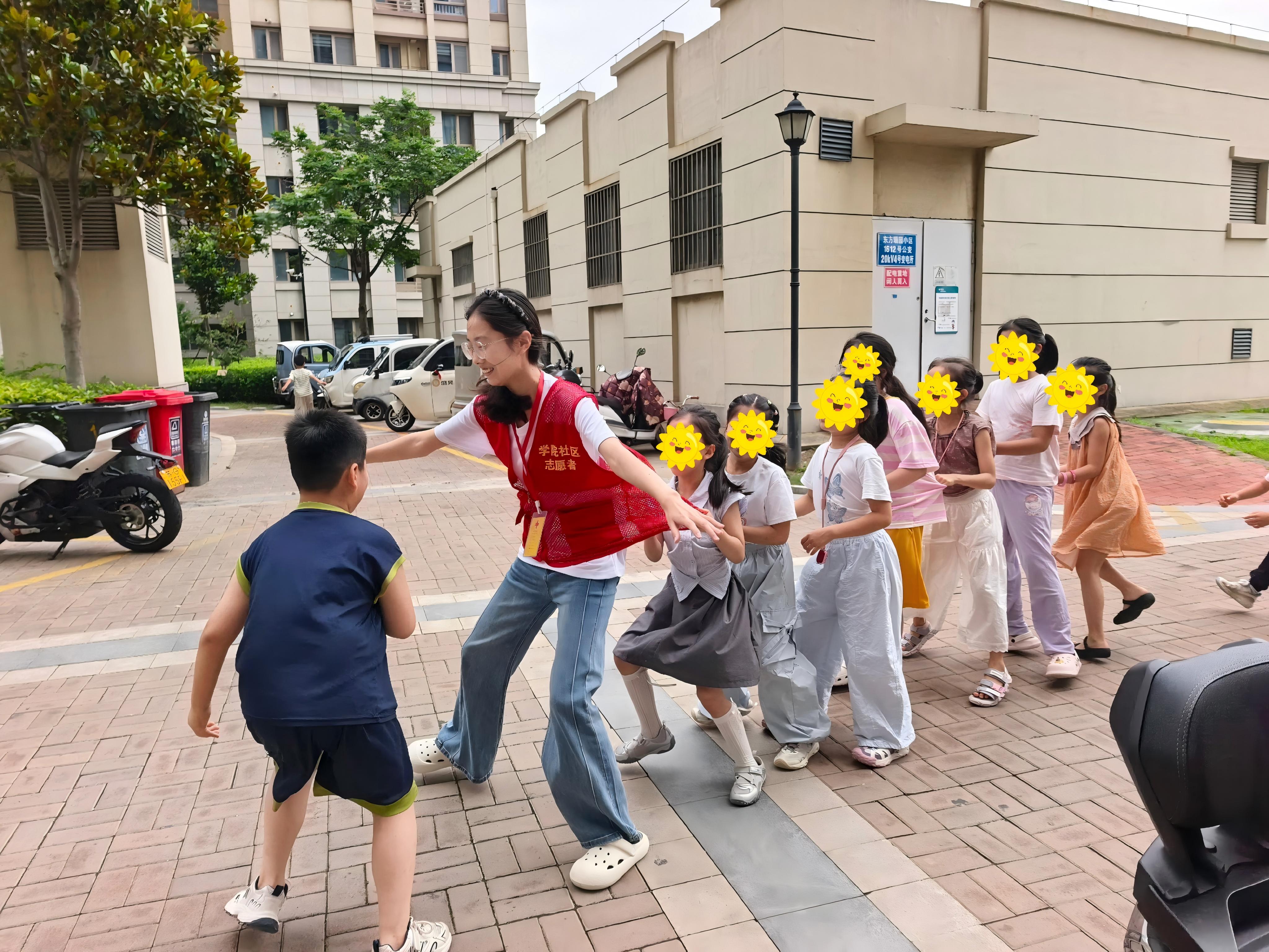 志愿者与小朋友一起玩老鹰捉小鸡.jpg