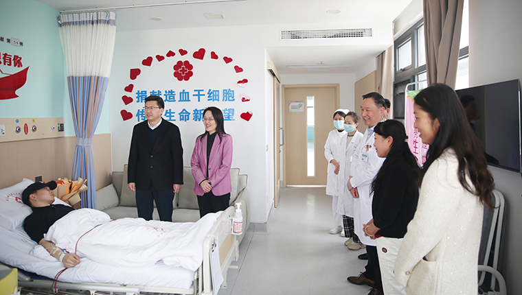 市政府副市长张家炯看望“90”后造血干细胞捐献志愿者